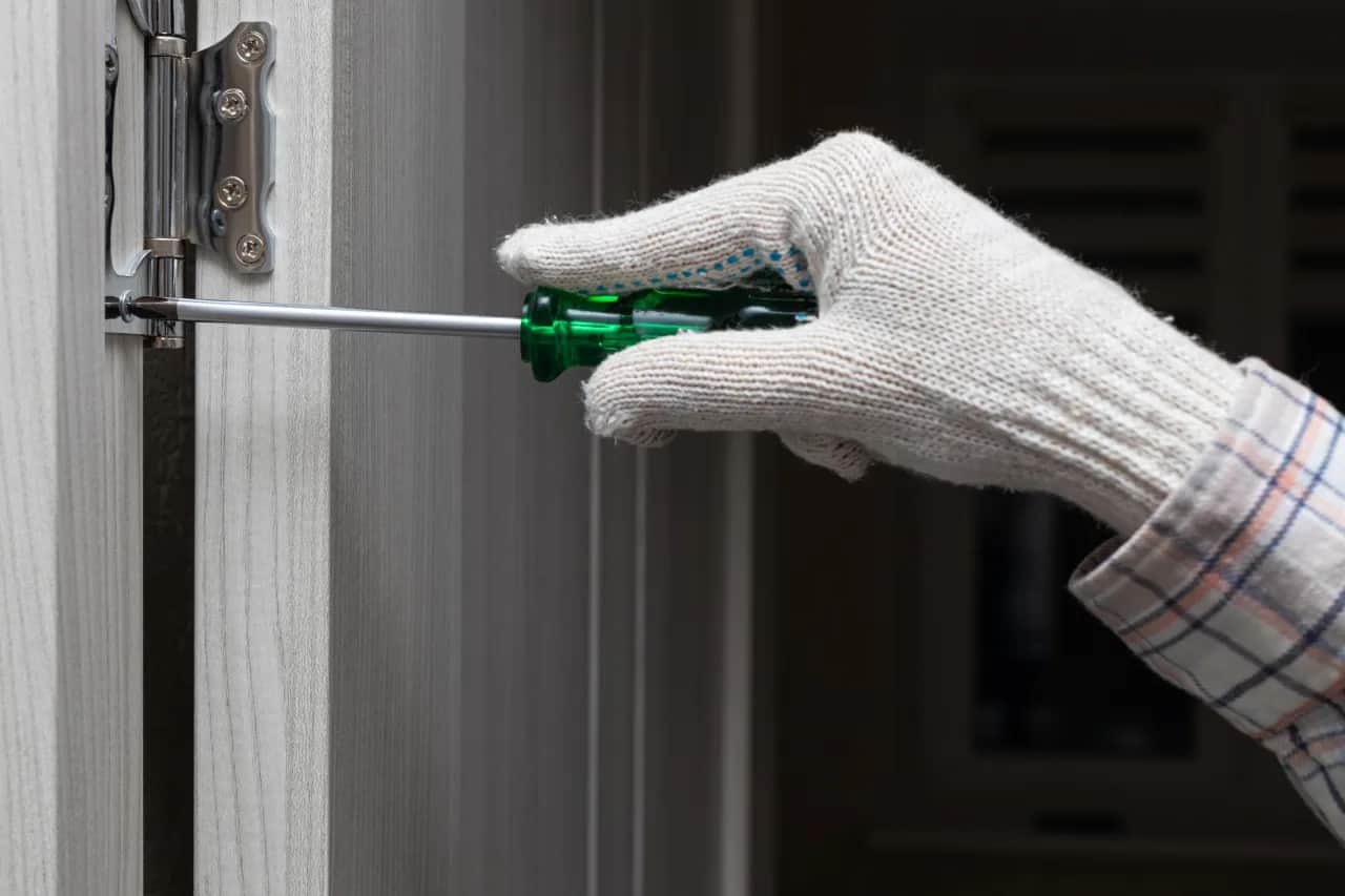 Regulacja drzwi: Jak podnieść zawiasy i rozwiązać problem opadania?