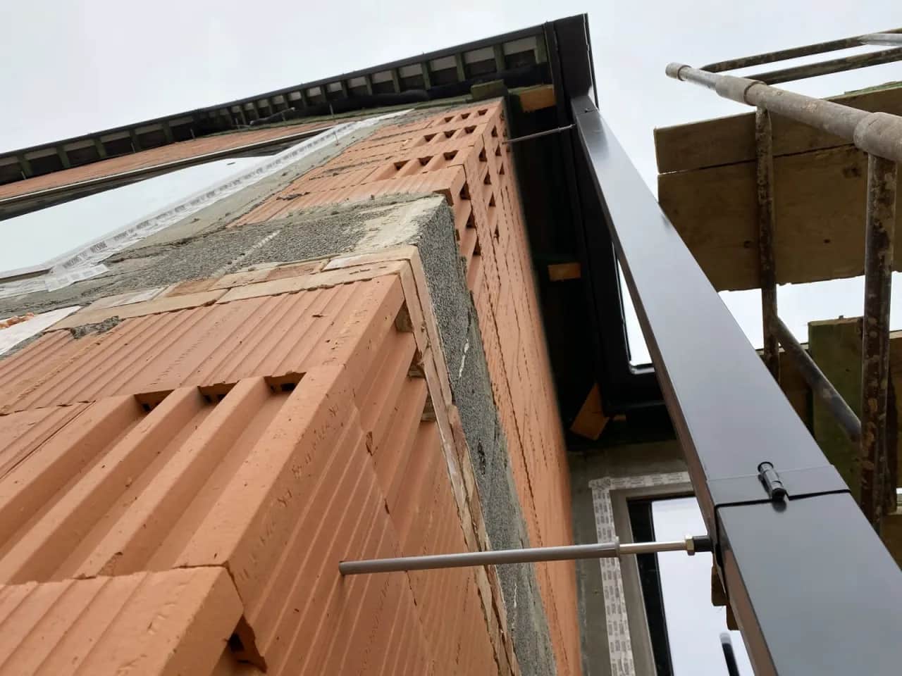 Ile rur spustowych na m2 dachu? Oblicz EPD i uniknij zalania!