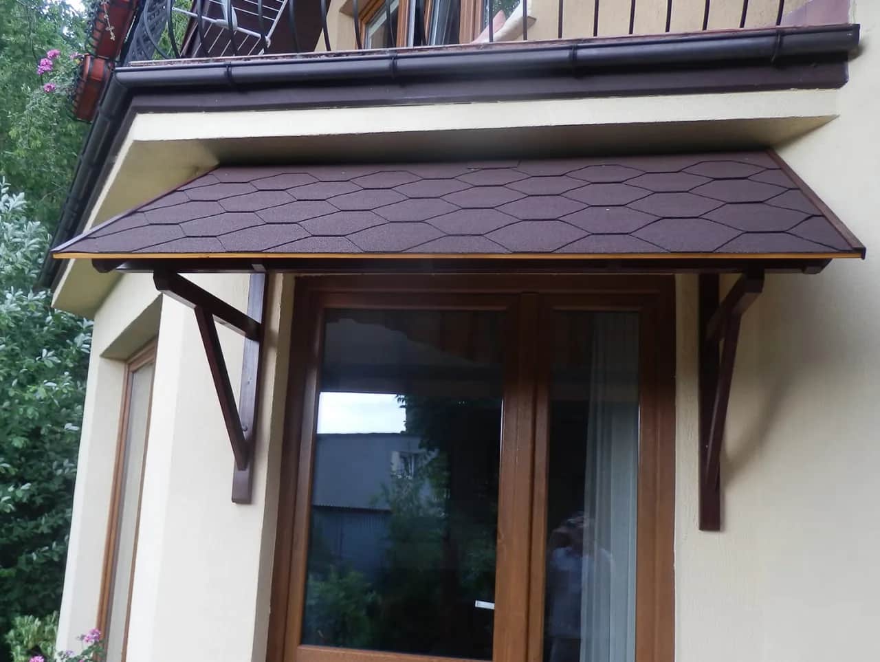 Budowa daszku nad drzwiami: Jak to zrobić dobrze i oszczędnie?