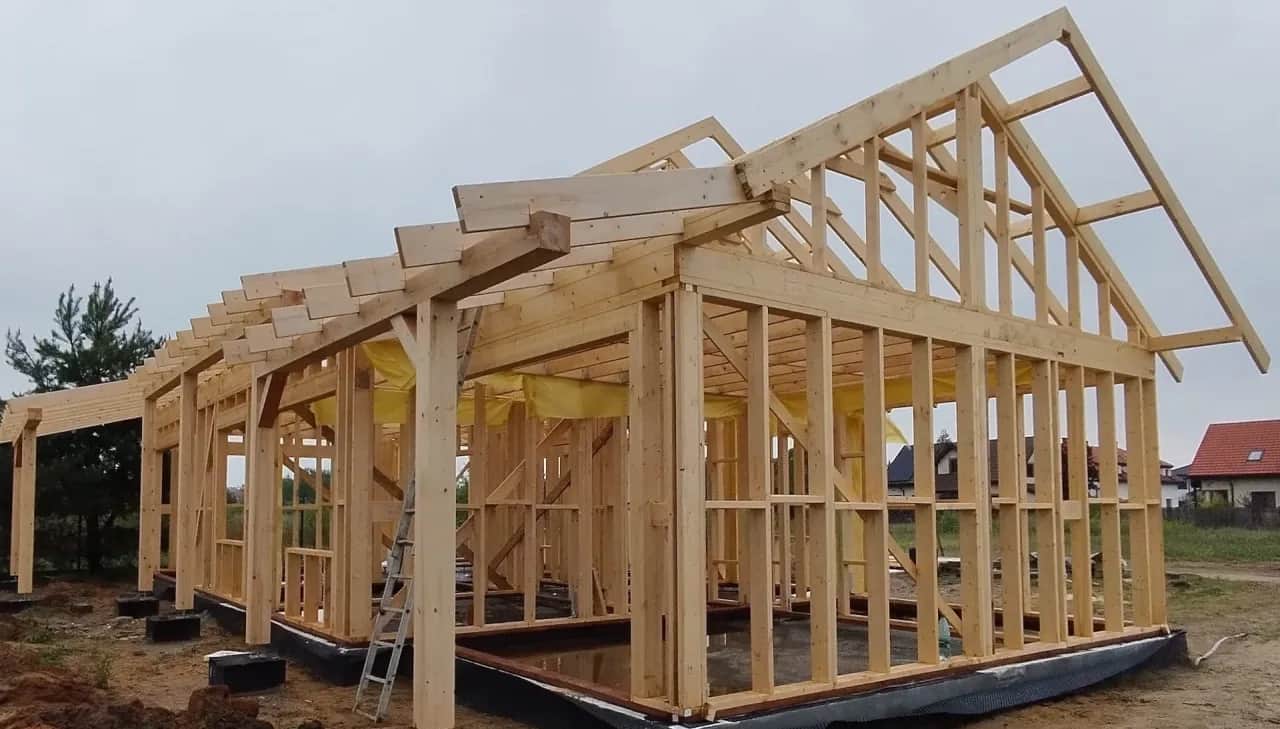 Dom szkieletowy 100m²: Ile drewna C24? Szacunki i koszty.