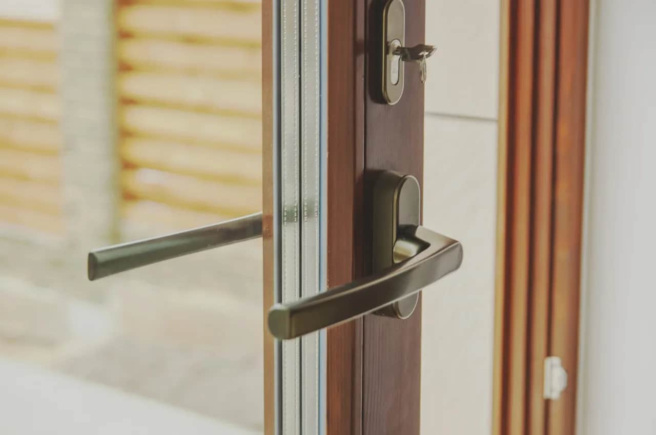 Prywatność i spokój: Jak zablokować drzwi od środka?