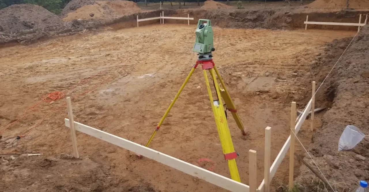 Geodeta na budowie domu: Kluczowe etapy i co musisz wiedzieć?