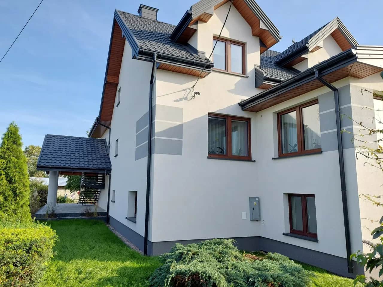 Grafitowy dach: Jaki kolor elewacji? Odkryj sekrety wyboru!