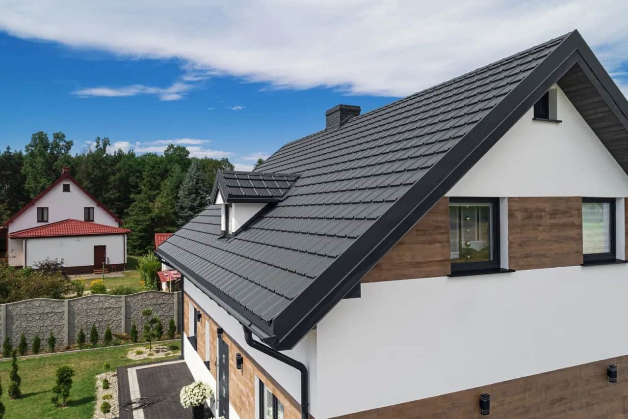 Elewacja: Grafitowy dach i złoty dąb jak dobrać idealny kolor?