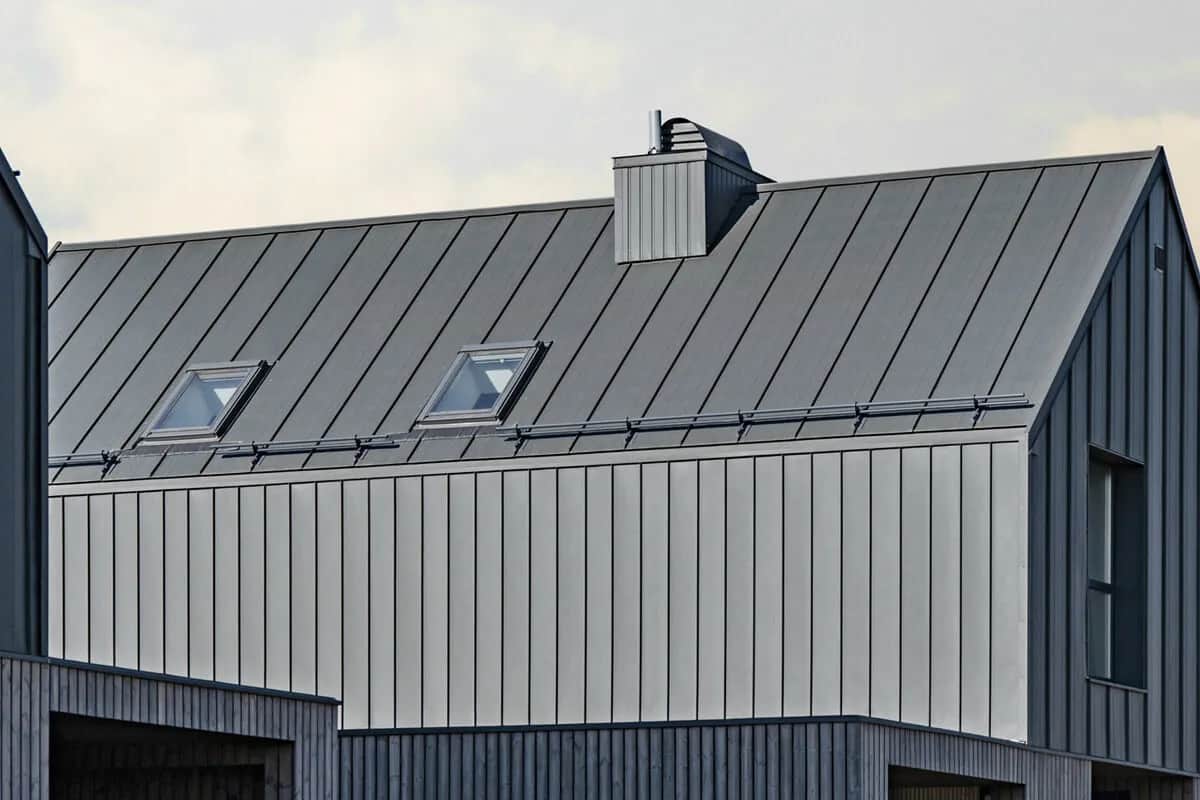 Blacha dachowa: Wybierz idealną! Rodzaje, ceny, gwarancje