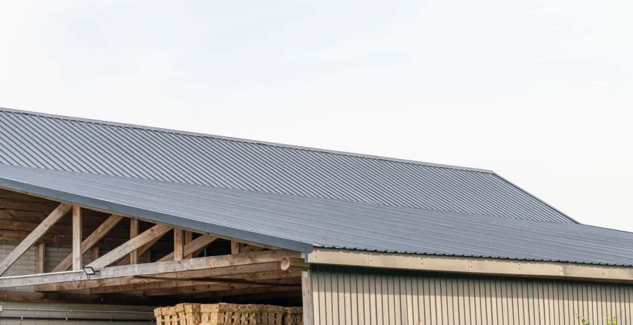 Blacha trapezowa na dach: Jak wybrać i nie przepłacić? Poradnik 2026